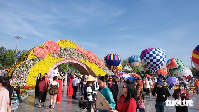 In southern Vietnam, flower festival draws nearly 1.2 million visitors in nine days- Ảnh 1.