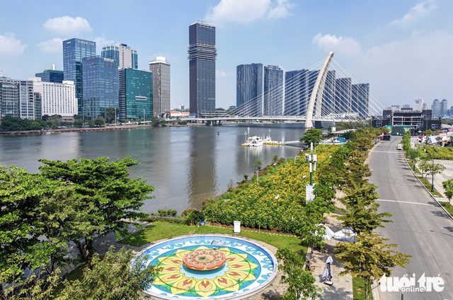 Thu Thiem riverside in Ho Chi Minh City: From overgrown weeds to sunflower garden, modern landmarks
- Ảnh 1. Thu Thiem riverside in Ho Chi Minh City: From overgrown weeds to sunflower garden, modern landmarks
- Ảnh 1.