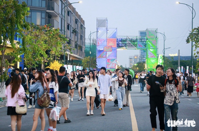 Thu Thiem riverside in Ho Chi Minh City: From overgrown weeds to sunflower garden, modern landmarks
- Ảnh 2. Thu Thiem riverside in Ho Chi Minh City: From overgrown weeds to sunflower garden, modern landmarks
- Ảnh 2.