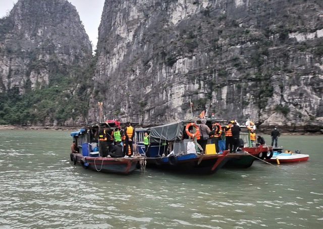 Vietnam police bust gambling ring on Ha Long Bay, detain 30 - Ảnh 1.