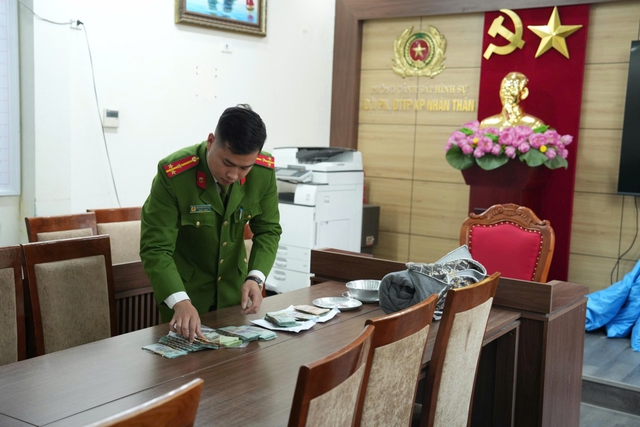 Vietnam police bust gambling ring on Ha Long Bay, detain 30 - Ảnh 3.