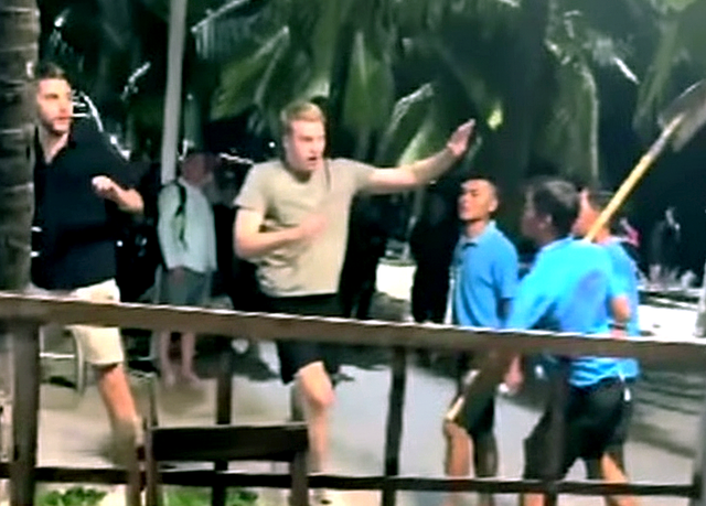 Foreign tourists threatened with shovel on Vietnam’s Nha Trang beach - Ảnh 1.