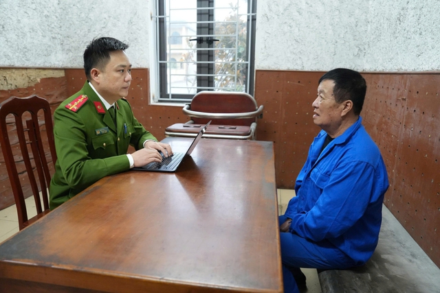 Vietnam police bust gambling ring on Ha Long Bay, detain 30 - Ảnh 2.