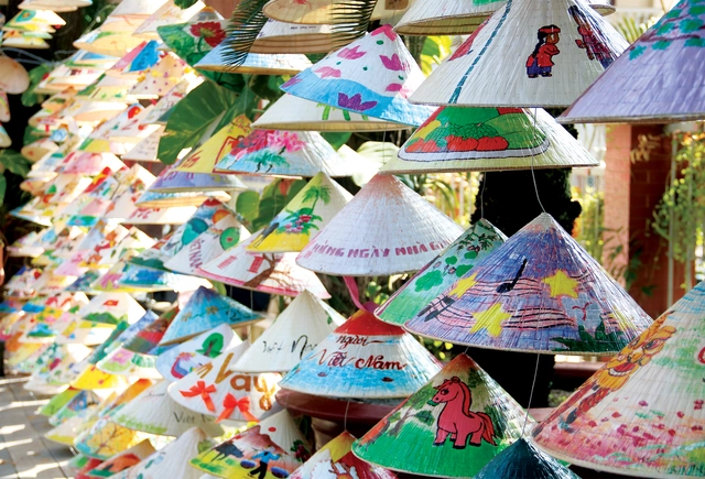 TP.HCM khoác áo mới rực rỡ bằng hàng ngàn chiếc nón lá vẽ tay - Ảnh 1.