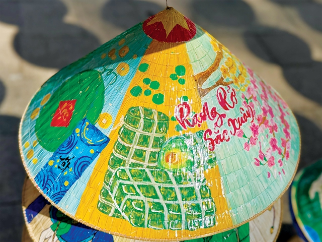 TP.HCM khoác áo mới rực rỡ bằng hàng ngàn chiếc nón lá vẽ tay - Ảnh 3.