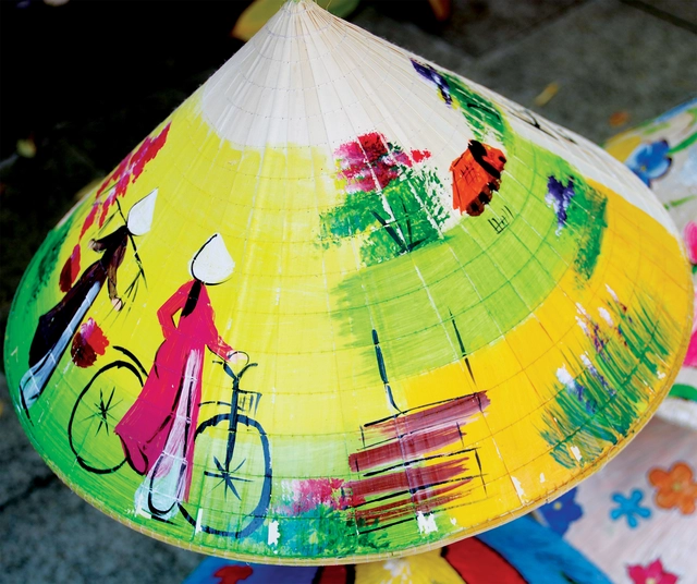 TP.HCM khoác áo mới rực rỡ bằng hàng ngàn chiếc nón lá vẽ tay - Ảnh 4.