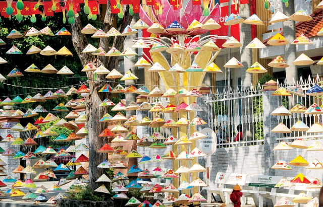 TP.HCM khoác áo mới rực rỡ bằng hàng ngàn chiếc nón lá vẽ tay - Ảnh 5.