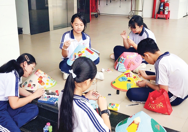 TP.HCM khoác áo mới rực rỡ bằng hàng ngàn chiếc nón lá vẽ tay - Ảnh 7.