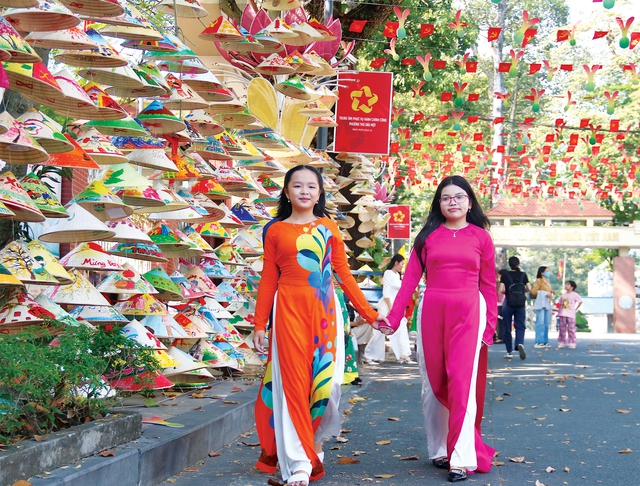 TP.HCM khoác áo mới rực rỡ bằng hàng ngàn chiếc nón lá vẽ tay - Ảnh 8.