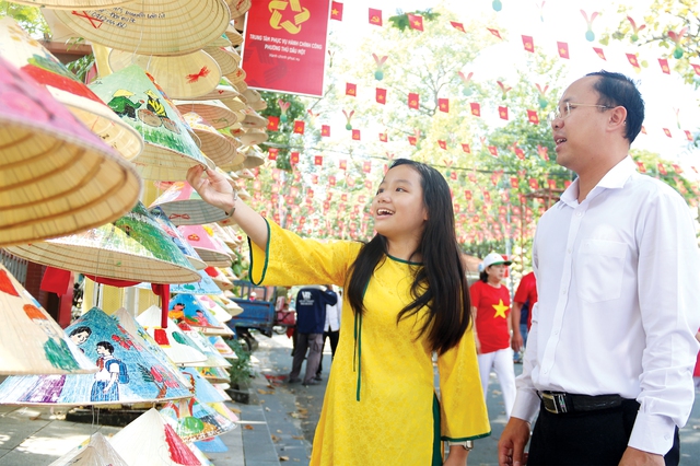 TP.HCM khoác áo mới rực rỡ bằng hàng ngàn chiếc nón lá vẽ tay - Ảnh 9.