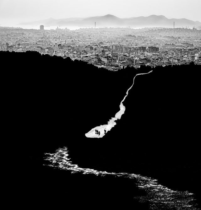 Vietnam photographer wins honor at 2025 Monochrome Awards- Ảnh 4.