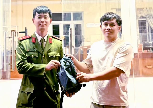 Vietnam police recover Lao tourist’s lost cash, papers in an hour - Ảnh 1. Vietnam police recover Lao tourist’s lost cash, papers in an hour - Ảnh 1.