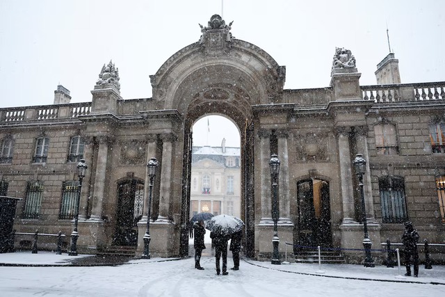 France asks airlines to cancel 15% of flights at Paris main airports after snowfalls- Ảnh 2.