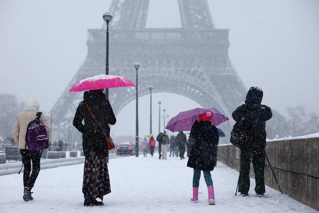 France asks airlines to cancel 15% of flights at Paris main airports after snowfalls- Ảnh 1.