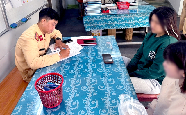 Police impound motorbike after teen rides it hands-free on Ho Chi Minh City bridge  - Ảnh 1.