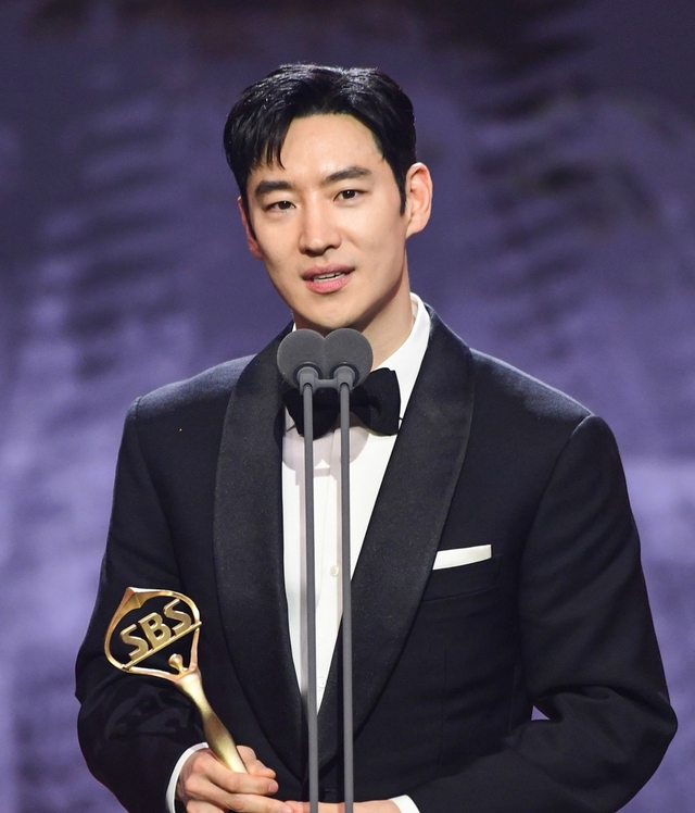 Lee Je Hoon tổ chức fan meeting, nhìn lại 20 năm sự nghiệp diễn xuất - Ảnh 5.