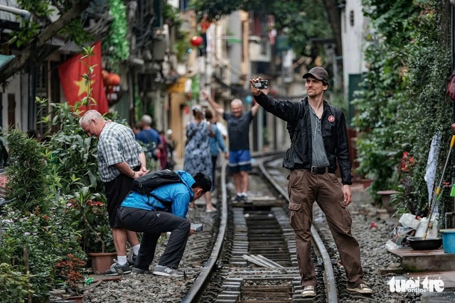 Hanoi proposes halting trains through ‘train street café’ for Old Quarter revamp - Ảnh 1.