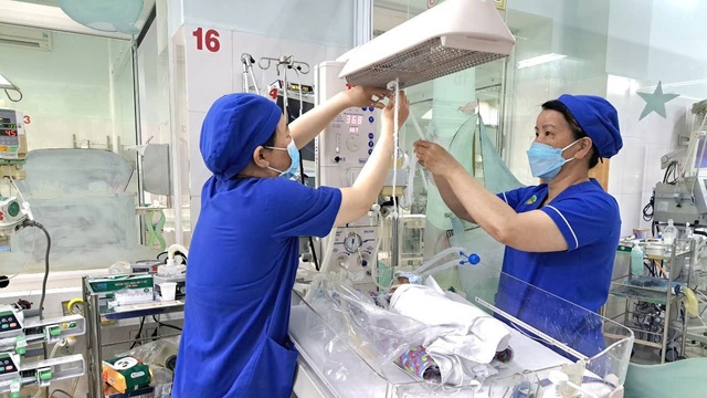 Vietnamese doctors save 1.2kg Korean newborn with respiratory distress- Ảnh 1.