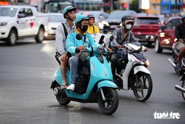 Ho Chi Minh City approves installation of e-motorbike battery-swap cabinets on sidewalks- Ảnh 1.
