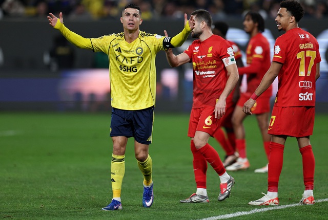 Ronaldo cùng Al Nassr thua trận thứ 2 liên tiếp tại Saudi Pro League- Ảnh 1. Ronaldo cùng Al Nassr thua trận thứ 2 liên tiếp tại Saudi Pro League- Ảnh 1.