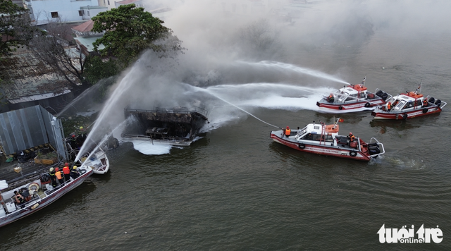 Fire engulfs yacht on Ho Chi Minh City’s Saigon River during repairs  - Ảnh 1.