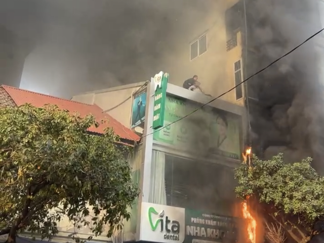 Fire at 7-story home injures man in Hanoi after desperate jump to escape flames
- Ảnh 2.