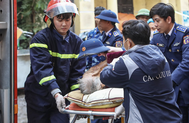 Fire at 7-story home injures man in Hanoi after desperate jump to escape flames
- Ảnh 3.
