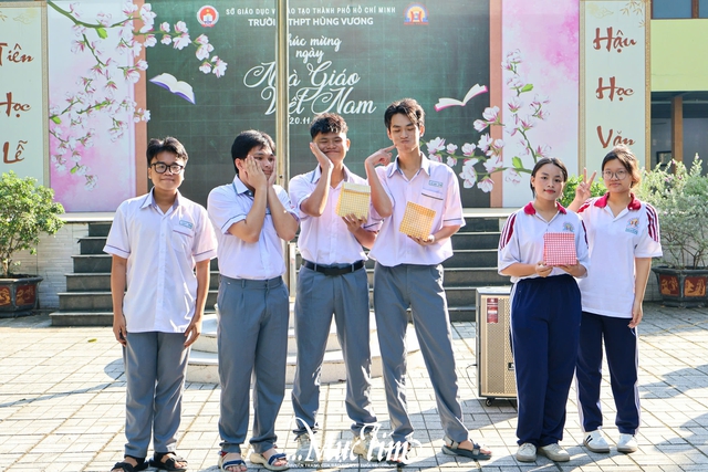 Học sinh Trường THPT Hùng Vương ‘Tiếp sức truyền thống’ trong giờ ra chơi vui vẻ - Ảnh 14.