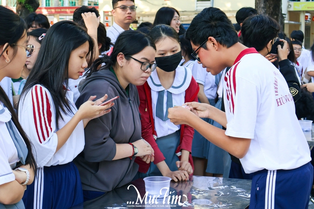 Học sinh Trường THPT Hùng Vương ‘Tiếp sức truyền thống’ trong giờ ra chơi vui vẻ - Ảnh 10.