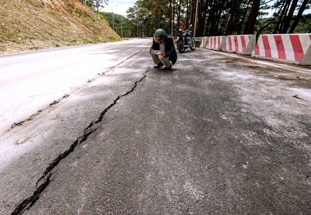 Major mountain pass to Vietnam’s Da Lat to partially close for landslide damage repair - Ảnh 1.
