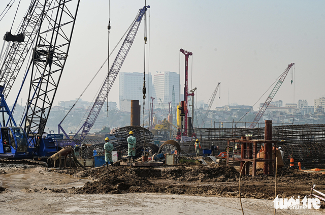 Hundreds of workers, engineers speed up work on $608mn iconic bridge project in Hanoi- Ảnh 4.