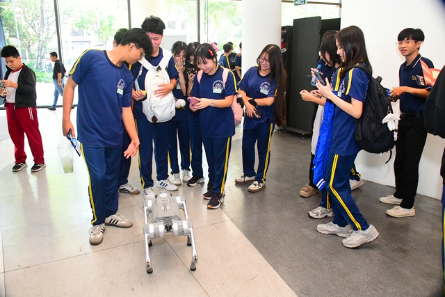 Sôi động chương trình trải nghiệm hoạt động công nghệ - Ảnh 2.