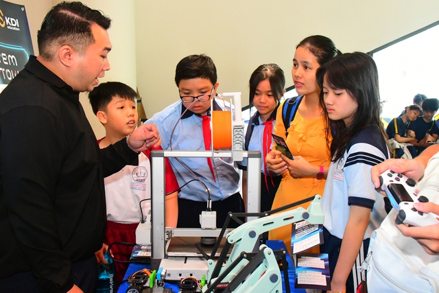 Sôi động chương trình trải nghiệm hoạt động công nghệ - Ảnh 1.