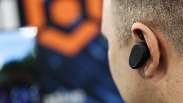 From music to mind reading: AI startups bet on earbuds- Ảnh 1.