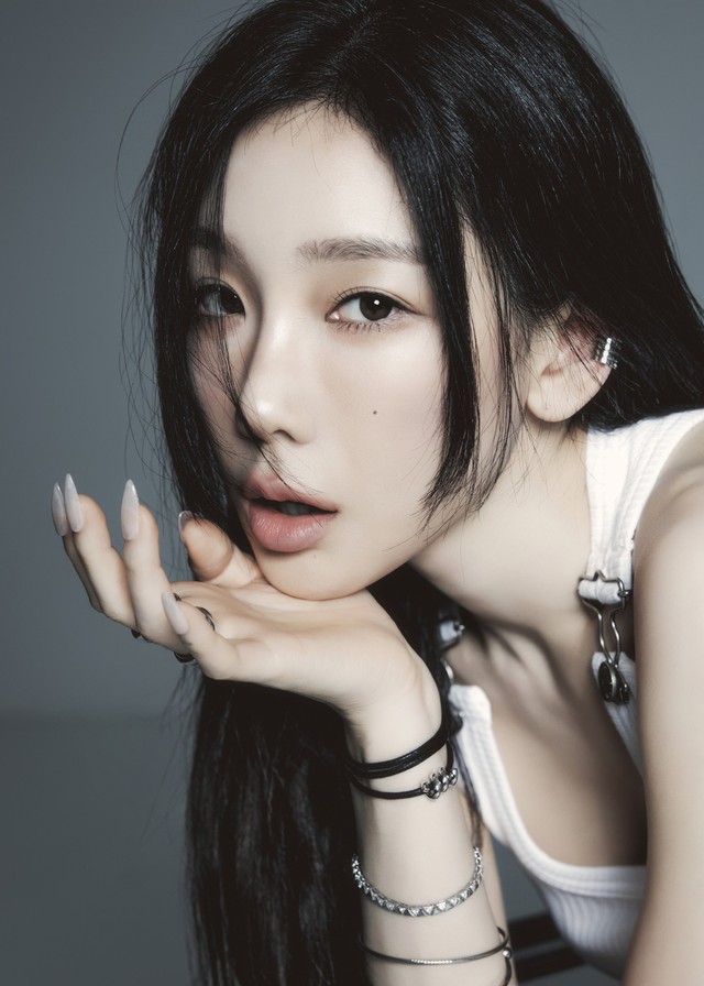 Taeyeon (SNSD) tái ký với SM Entertainment sau 19 năm, Lisa (BLACKPINK) lần đầu trao giải Quả cầu vàng - Ảnh 1.