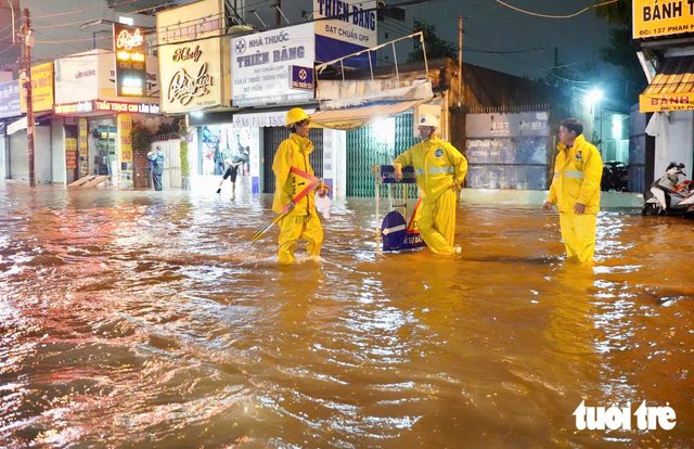 Chaos in Ho Chi Minh City as sudden deluge and rising tides leave commuters stranded - Ảnh 9.