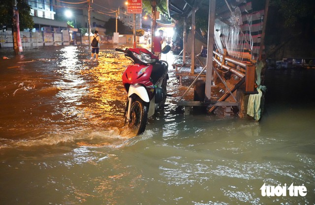 Chaos in Ho Chi Minh City as sudden deluge and rising tides leave commuters stranded - Ảnh 8.