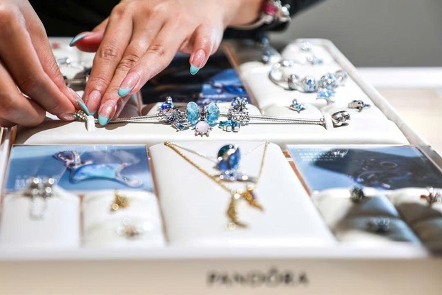Denmark's Pandora opens world's largest jewellery factory in Vietnam - Ảnh 1.