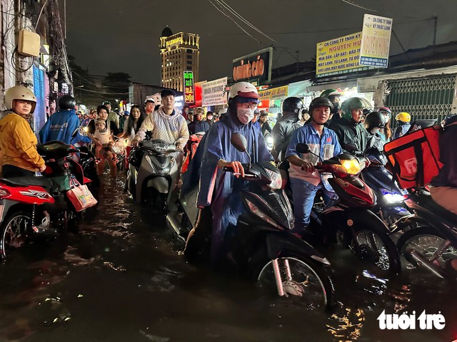 Chaos in Ho Chi Minh City as sudden deluge and rising tides leave commuters stranded - Ảnh 12.
