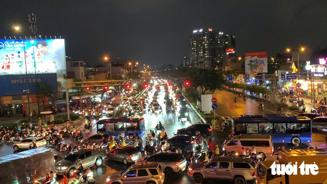 Chaos in Ho Chi Minh City as sudden deluge and rising tides leave commuters stranded - Ảnh 15.