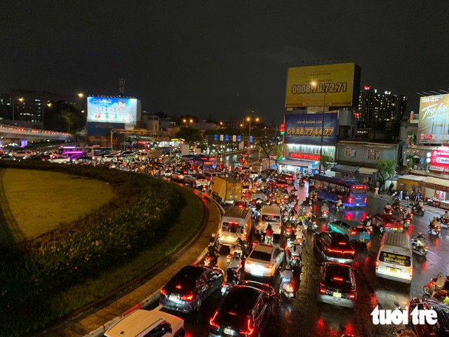 Chaos in Ho Chi Minh City as sudden deluge and rising tides leave commuters stranded - Ảnh 16.