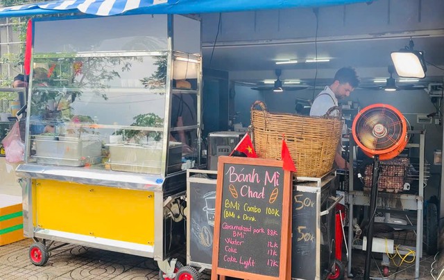 American chef's banh mi costs 3 times more in Ho Chi Minh City, but customers keep lining up - Ảnh 3.