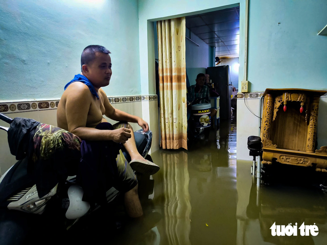 Water from canal floods hundreds of homes in Ho Chi Minh City overnight - Ảnh 3.