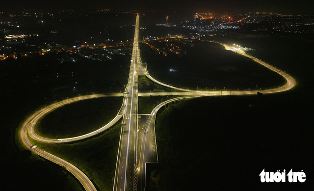 Ben Luc - Long Thanh Expressway fully opens after 12 years, shortening travel across southern Vietnam - Ảnh 8.