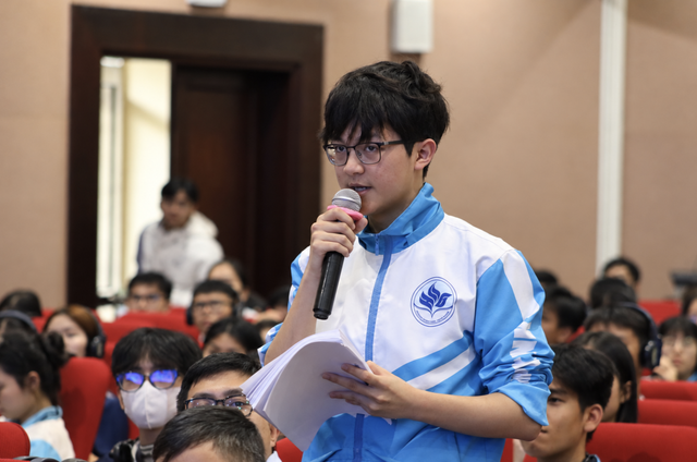 Nobel laureate brings medal to Ho Chi Minh City, surrounded by students - Ảnh 1.