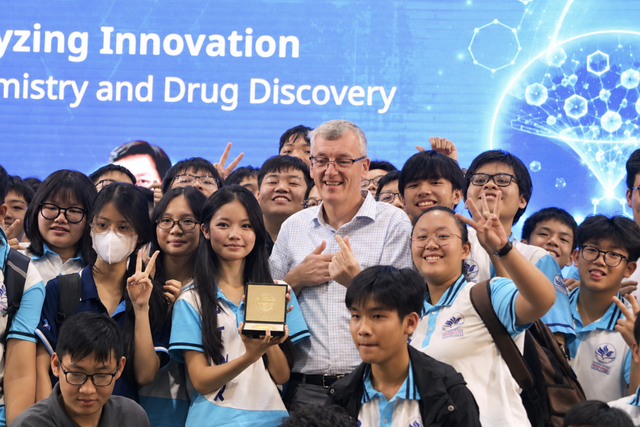Nobel laureate brings medal to Ho Chi Minh City, surrounded by students - Ảnh 2.
