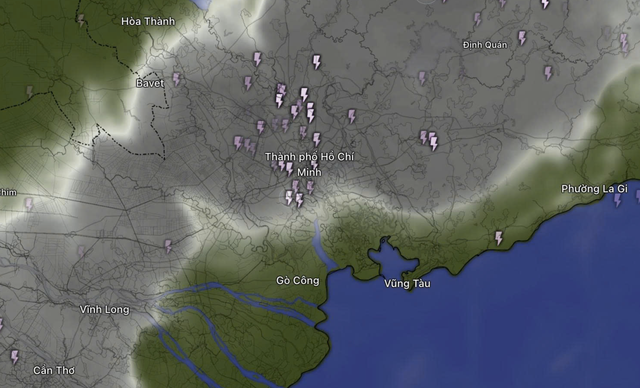 Heavy rain, strong winds sweep Ho Chi Minh City, turning skies dark - Ảnh 1.