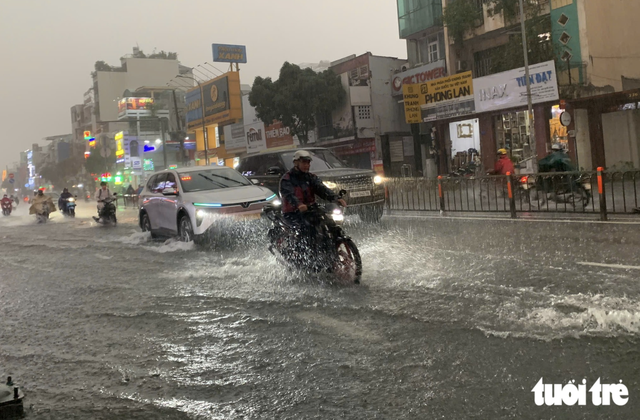 Heavy rain, strong winds sweep Ho Chi Minh City, turning skies dark - Ảnh 2.