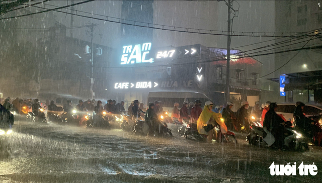 Heavy rain, strong winds sweep Ho Chi Minh City, turning skies dark - Ảnh 3.
