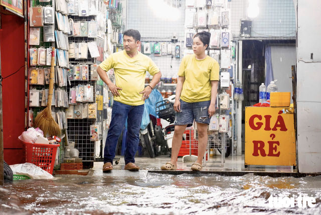 Heavy rain, strong winds sweep Ho Chi Minh City, turning skies dark - Ảnh 5.